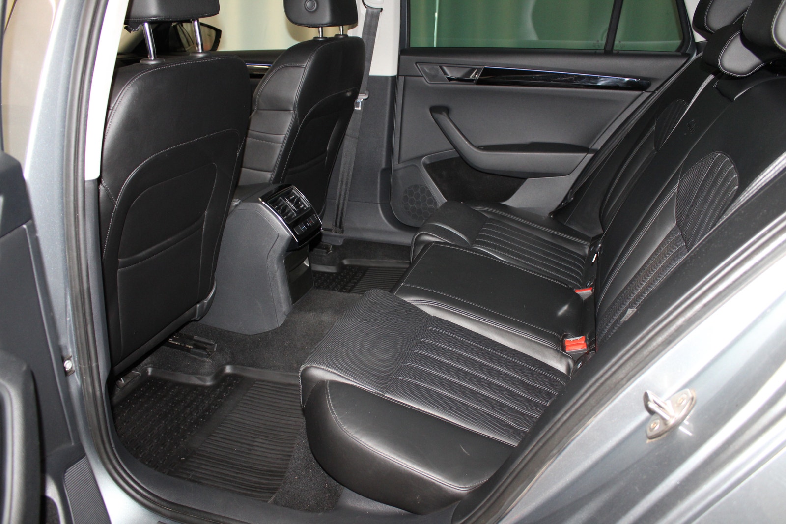 Skoda Superb 2.0 TDI 4x4 SCR Business Edition, L&K, Drag, Värmare 2019 - miniatyr 23