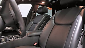 Rolls-Royce Ghost har en 6,6-liters V12-motor som genererar 570 hästkrafter. 