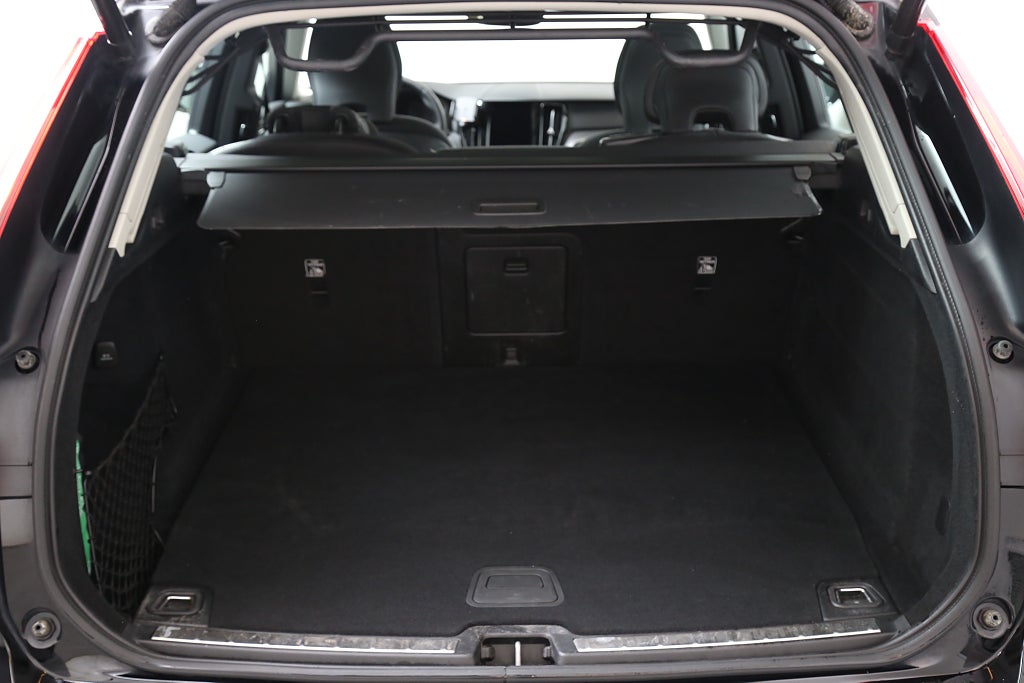 Volvo XC60 Recharge T6 350hk Momentum AWD Panorama Kamera Leasbar 2023