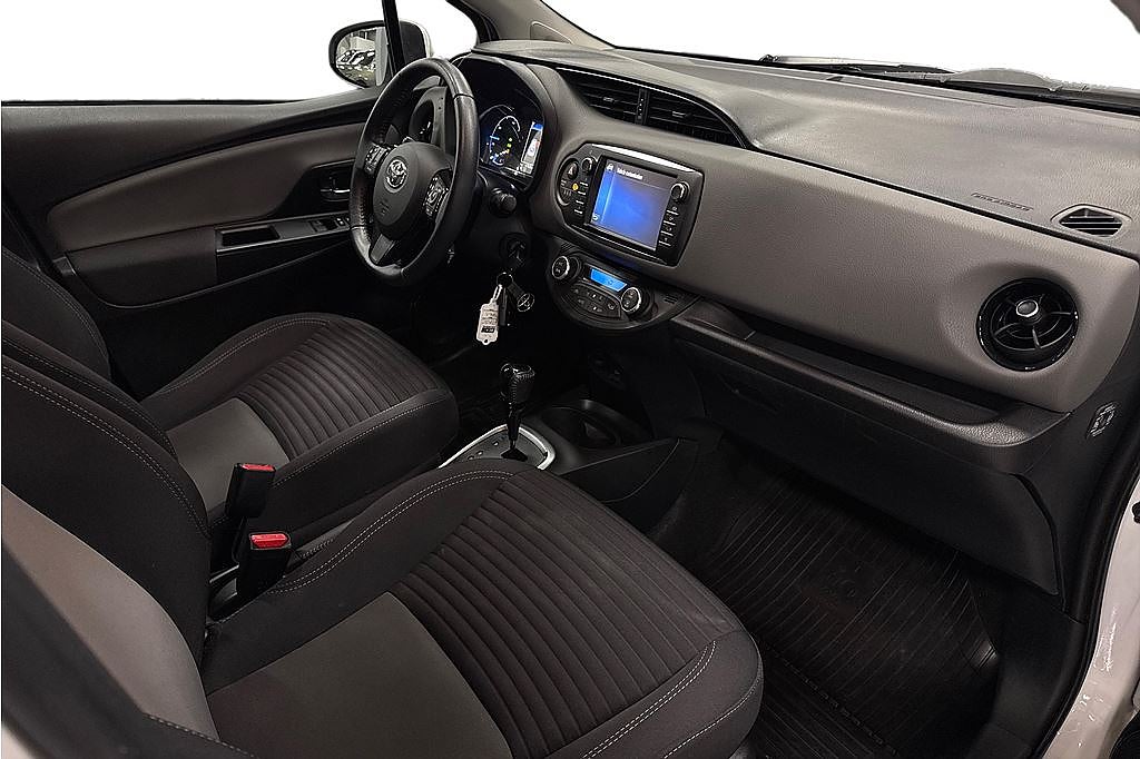Toyota Yaris Hybrid, 1 brukare, FR 2,95%, P-sensorer fr & bak, tonade rutor