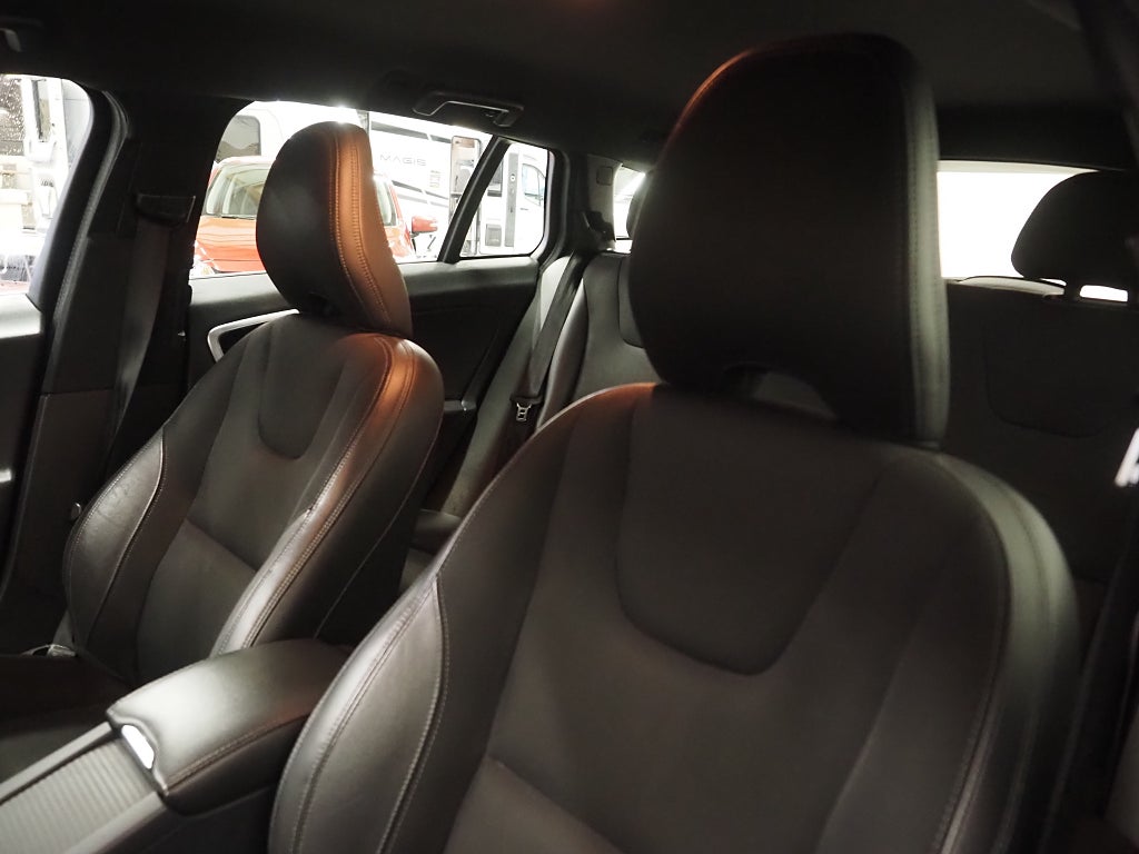 Volvo V60 D4 190hk Geartronic Momentum | D-värm | Låga mil | 2017