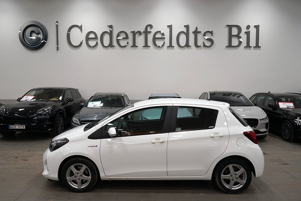 Toyota Yaris 1,5 Hybrid Backkamera Navi Fullservad SoV-hjul Välskött