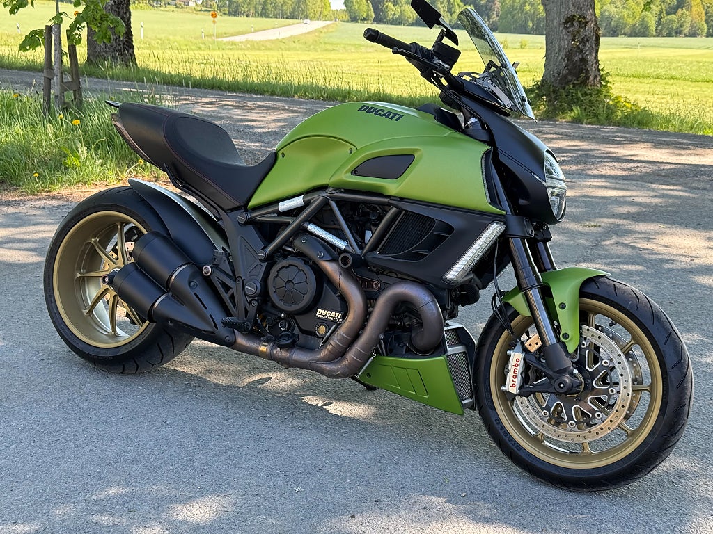 Ducati DIAVEL NYSERVAD / NYA DÄCK / RÄNTEKAMPANJ 3,45% /