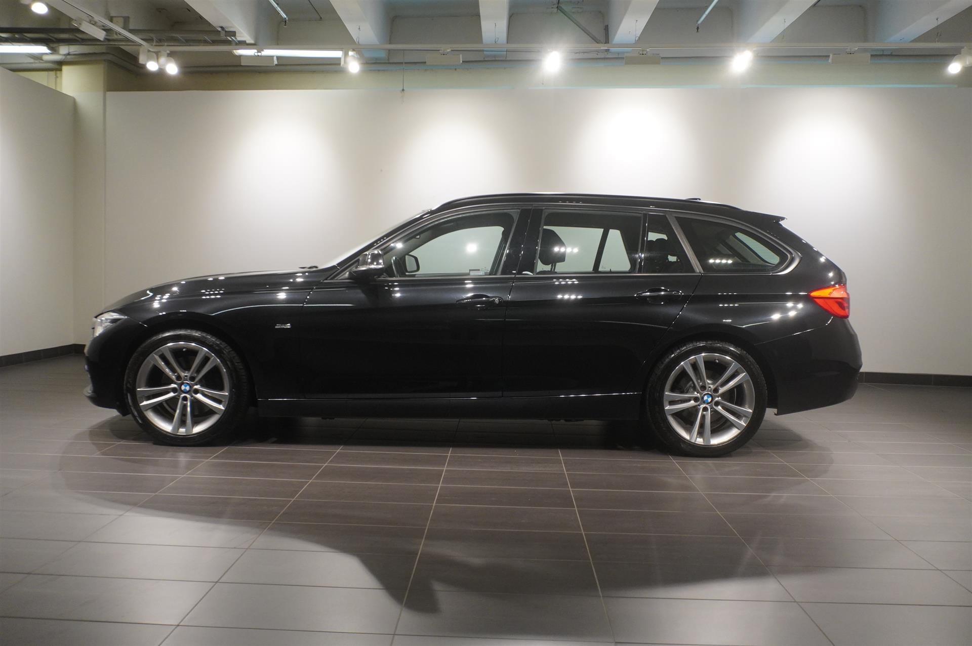 BMW 330 i xDrive Touring Sport Line 2017, kuva 5/45