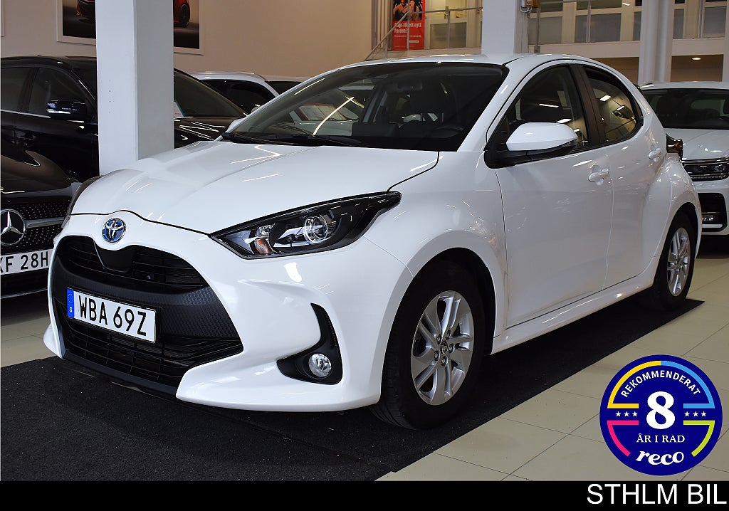 Toyota Yaris Hybrid CVT Active Webasto Värm B-kamera Rattvärme Moms
