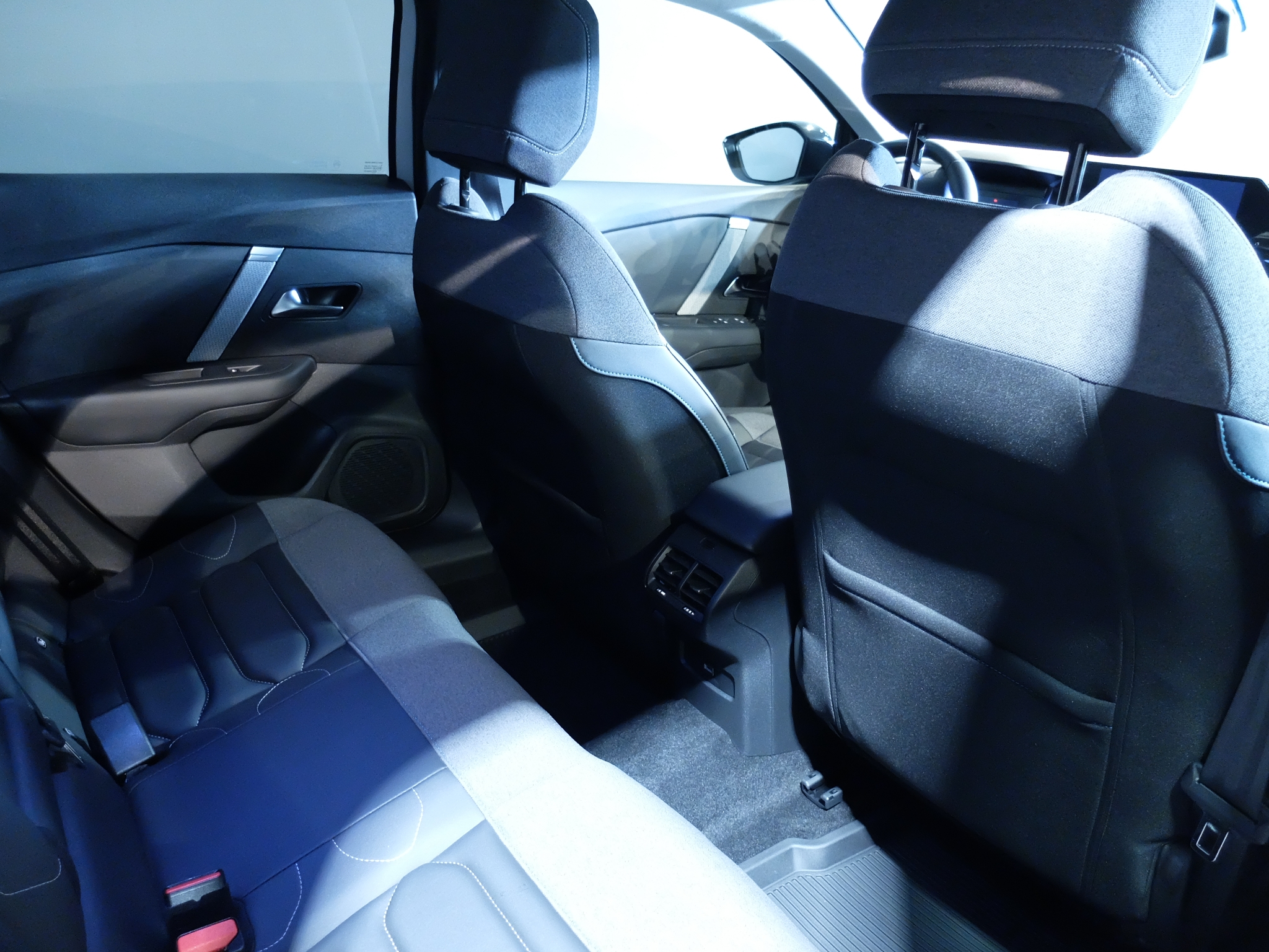 Citroen C4 PT130 AUT SHINE NAV 2023, bild 7/10