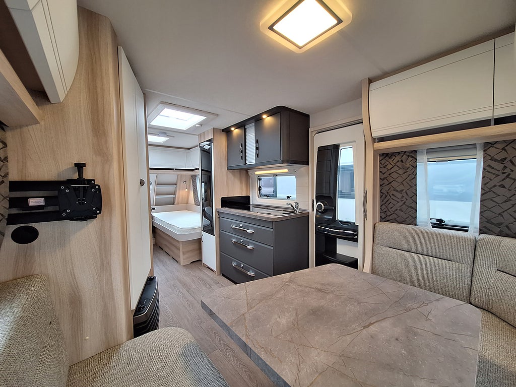 Hobby De Luxe 495 UL Långbädd, Mover, Boxmarkis