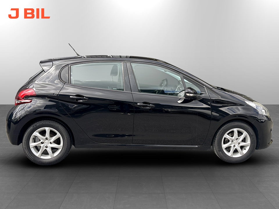 Bild på Peugeot 208 5D Active Style 1.2 PT 82hk Aut PANO