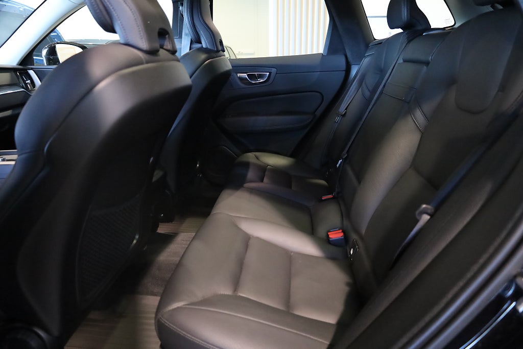 Volvo XC60 T5 AWD Geartronic Momentum Advanced Drag Pano Navi 2020
