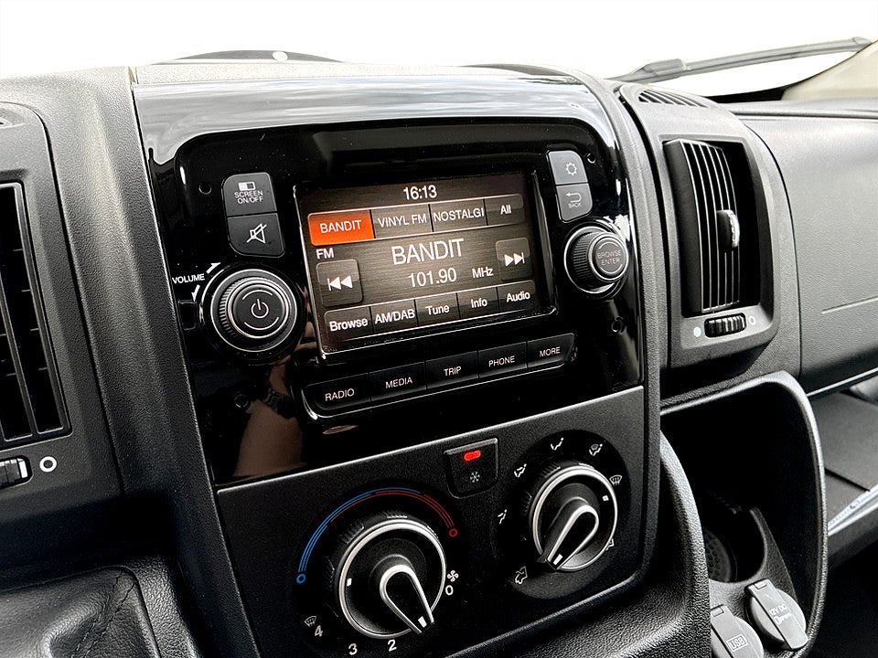 Bild på Peugeot Boxer PRO+ 2.2 BHDi 140hk L2H1 3-SITS B-KAMERA DRAG