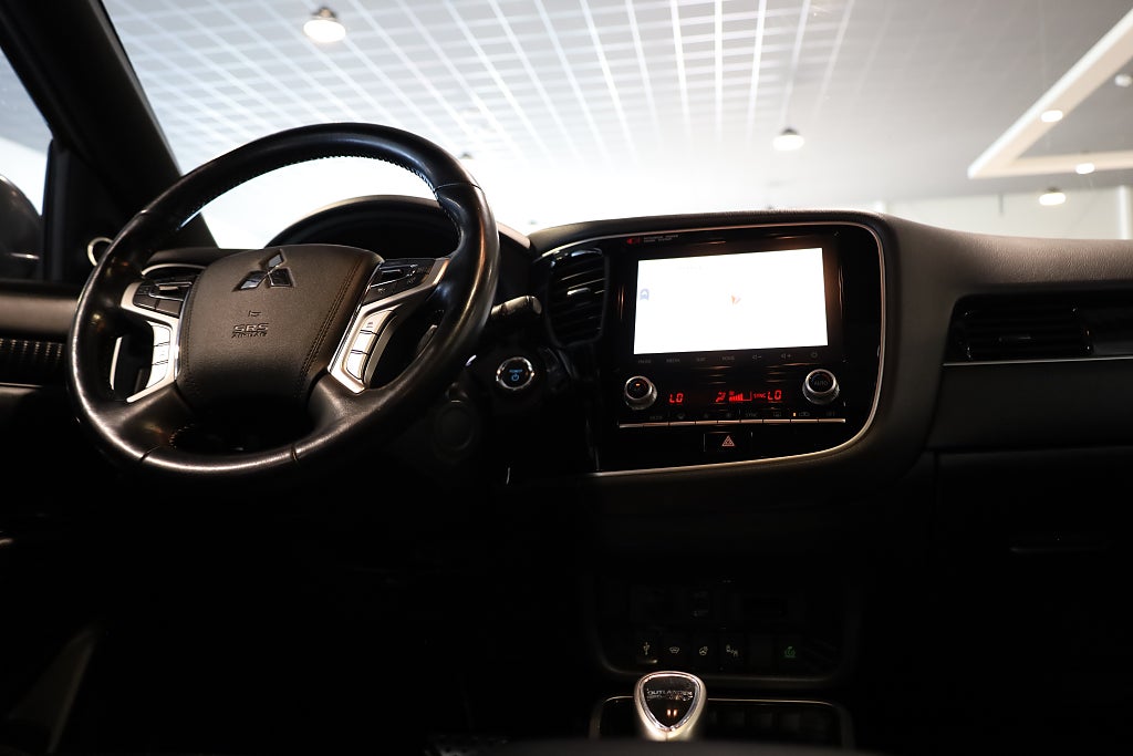 Mitsubishi Outlander PHEV CVT S-Edition Lucka 360° Navi Läder Drag Rattvärm 2020