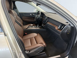 Volvo XC60 B4 AWD Momentum Advanced S&V-hjul Värmare Drag Kamera – bild 10