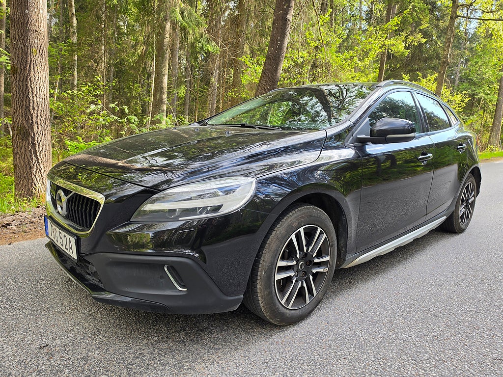 Volvo V40 Cross Country D3 Geartronic Momentum / PANORAMA / SKINN / S+V DÄCK