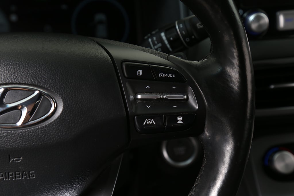 Hyundai Kona 64 kWh Essential 204hk Två-tons Lack Drag Nybilsgaranti 2022