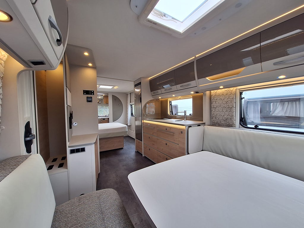 Dethleffs Nomad 650 RQT Scandinavia Snow Queenbädd, Dusch