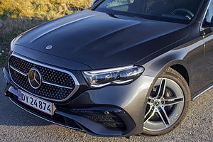 svart mercedes-benz framifrån