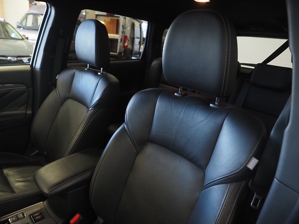 Mitsubishi Outlander PHEV 4WD CVT Business Dragkrok Skinn 360° Kamera 2019
