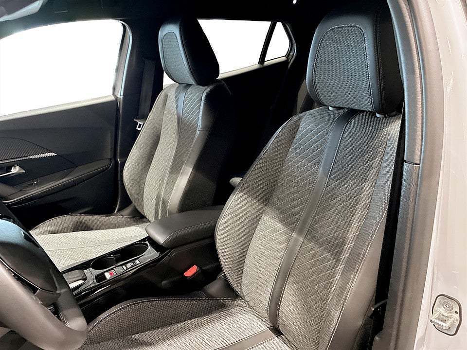 Bild på Peugeot 2008 Allure 1.2 PT 130hk Aut P-SENSORER CARPLAY