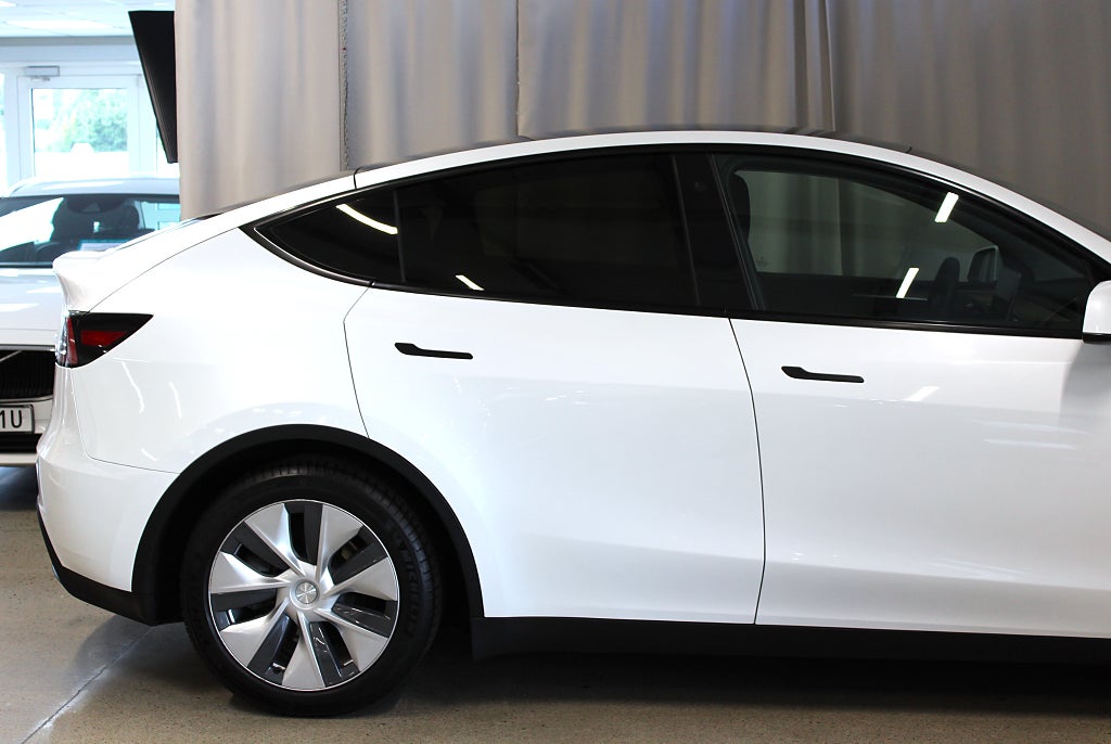 Tesla Model Y Standard Range RWD 299HK, Drag, Värmepump, 3,99% Ränta