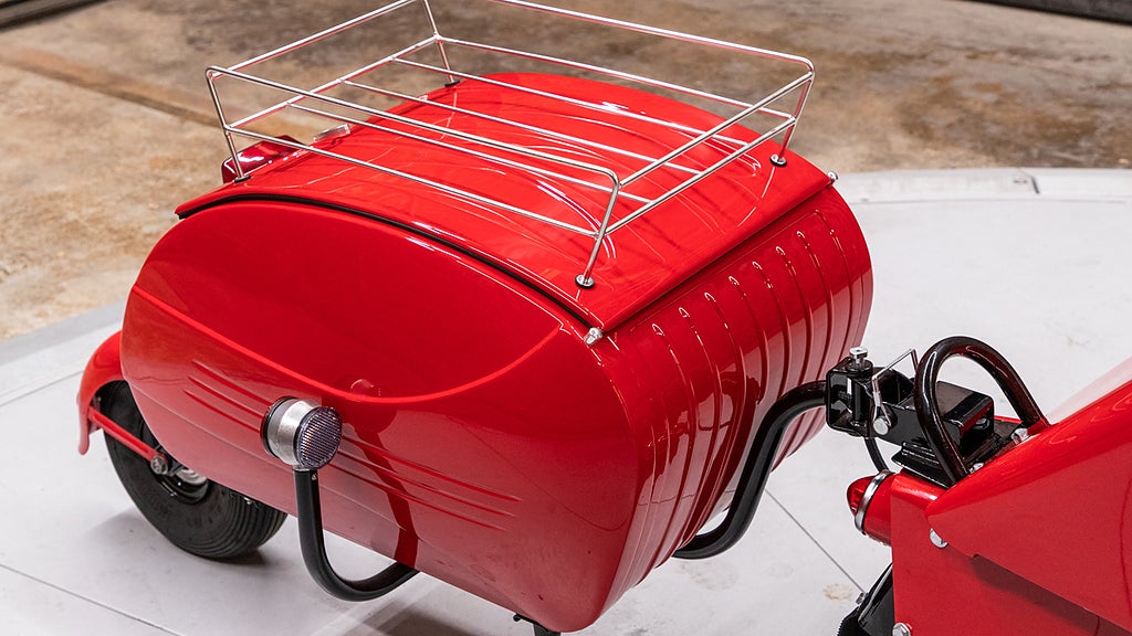 Fordonet restaurerades av fin förra ägare och fick då sin röda färg. Foto: Bring a Trailer
