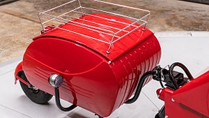 Fordonet restaurerades av fin förra ägare och fick då sin röda färg. Foto: Bring a Trailer