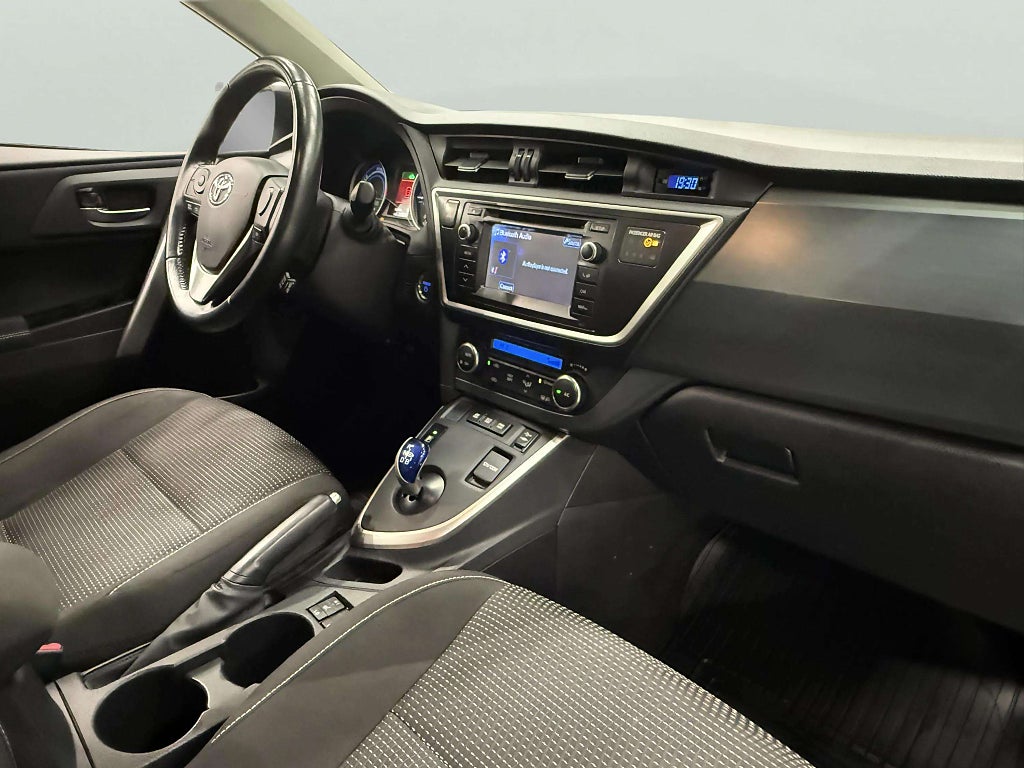 Toyota Auris Hybrid e-CVT Vinterhjul, Motor/Kupevärmare, Ledramp, Hemleverans - miniatyr 16