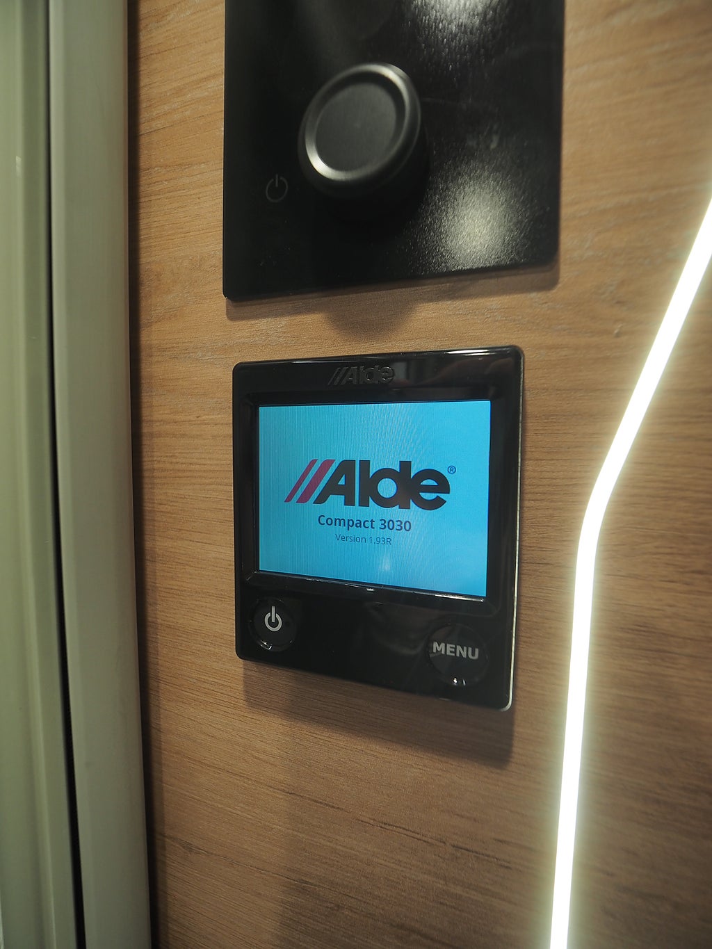 Knaus Südwind 650 PEB 60 Year  ALDE I Framkök I Långbädd