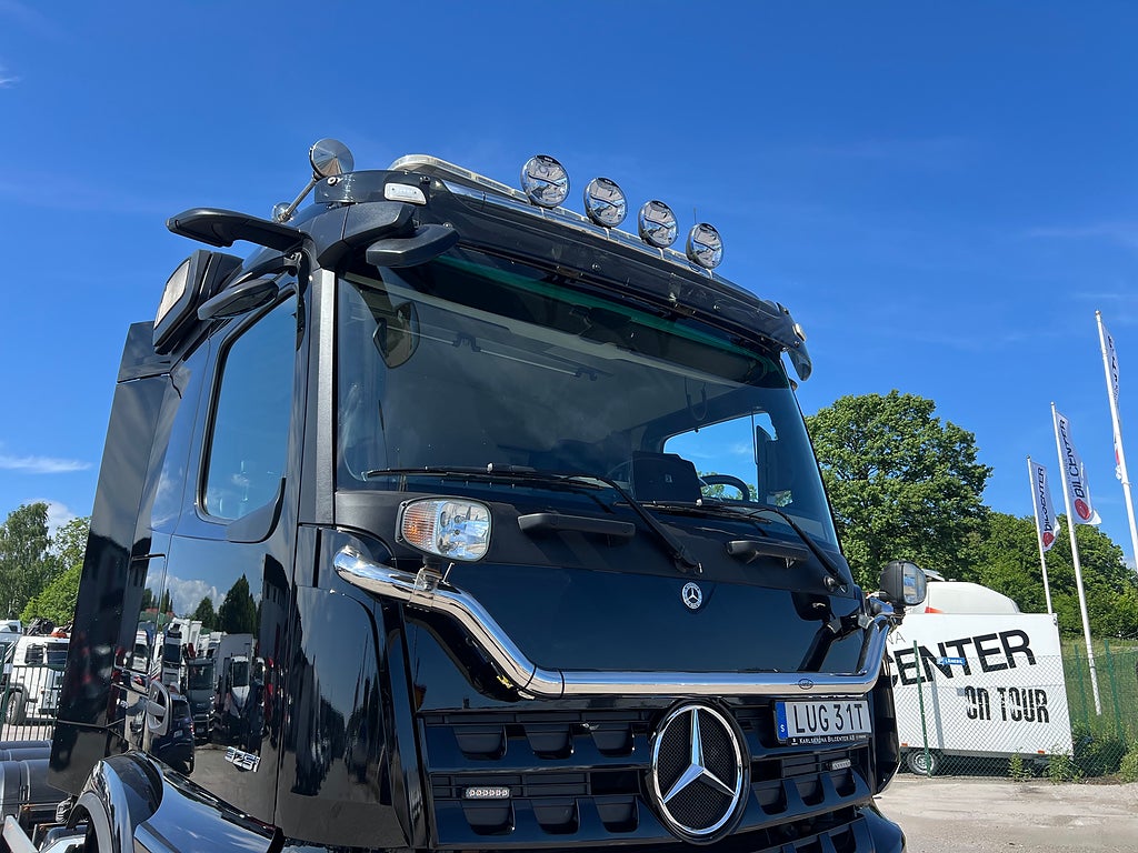 Mercedes-Benz Arocs 3251 Tridem Lastväxlare, Fullt Plogutrustad
