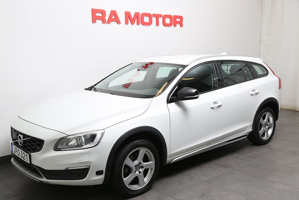 Volvo V60 Cross Country D3 150hk Momentum Aut Nybesikt Värmare Motorv Drag