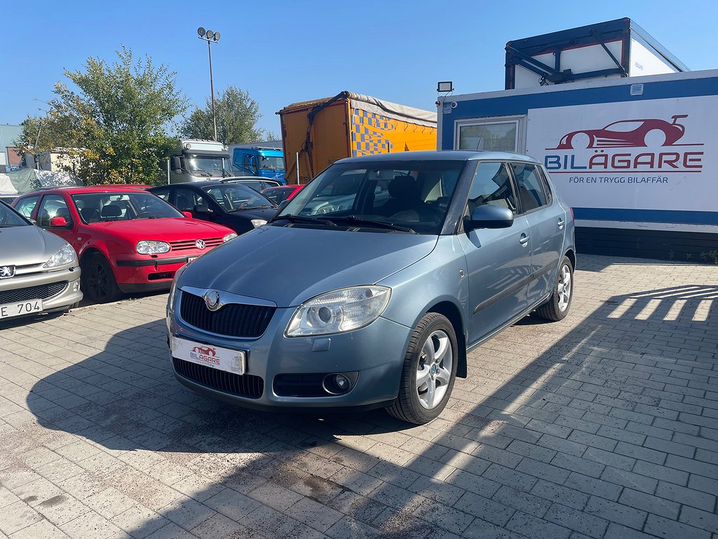 Skoda Fabia 1.2 69hk NYSERVAD NYBESIKTAD SoV-hjul M-värmare