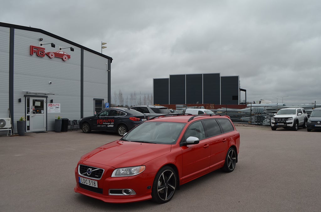 Volvo V70 2.5FT 231 hk R-Design M-Värmare Drag Nybesiktigad