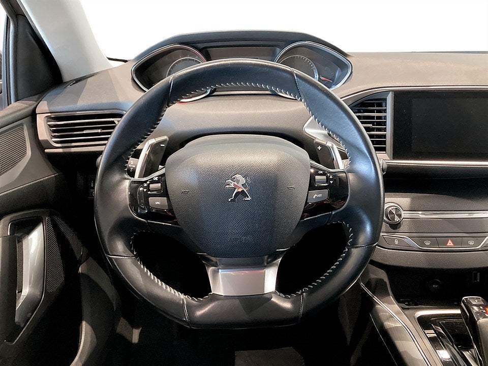 Bild på Peugeot 308 5D Allure 1.2 PT 130hk Aut - DRAG, CARPLAY