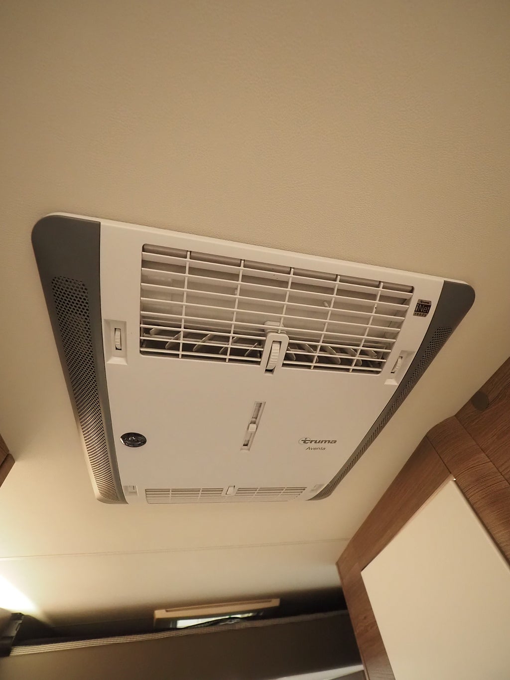 Knaus Live Wave 700 MEG Dragkrok AC Solcell Aut