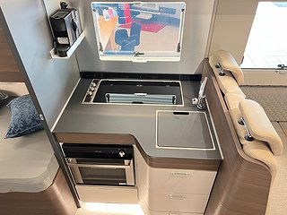 Husbil-halvintegrerad Adria Coral 670 SLT Supreme 14 av 37