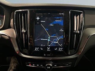 Volvo V60 T8 Twin Engine AWD R-Design Drag HuD H/K Pano Pvärm SoV – bild 15