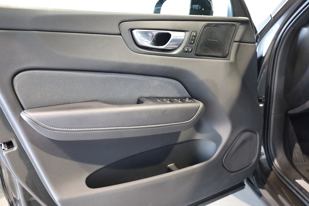 Volvo XC60 Recharge T6 AWD AUT R-Design Pano H&K Navi Kamera