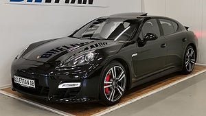 Porschen har en V8-motor på 430 hästkrafter. 