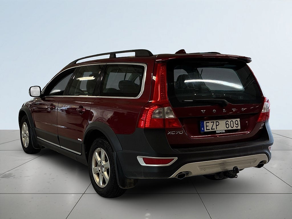 Volvo XC70 D5 AWD Momentum Drag M-värmare P-sens Skinn S&V-däck bakifrån