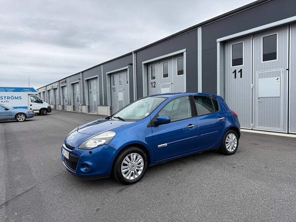 Renault Clio ENDAST  12500 Mil //Låg Mil // 2 brukare / / Ny servad 