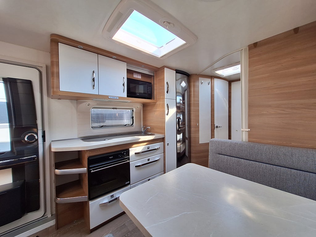 Hobby De Luxe 545 KMF Barnkammare: 3 Bäddar, Dusch, Kampanjprodukt!