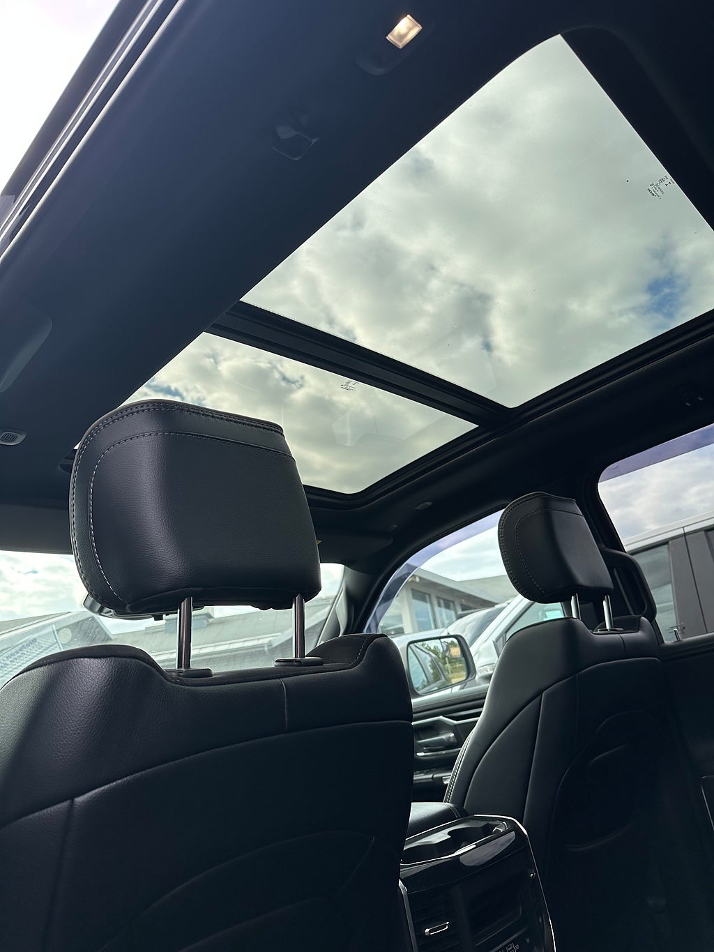 Dodge Ram 1500 Laramie Night Edition Leer Kåpa V8 Hemi 395hk - bild 17