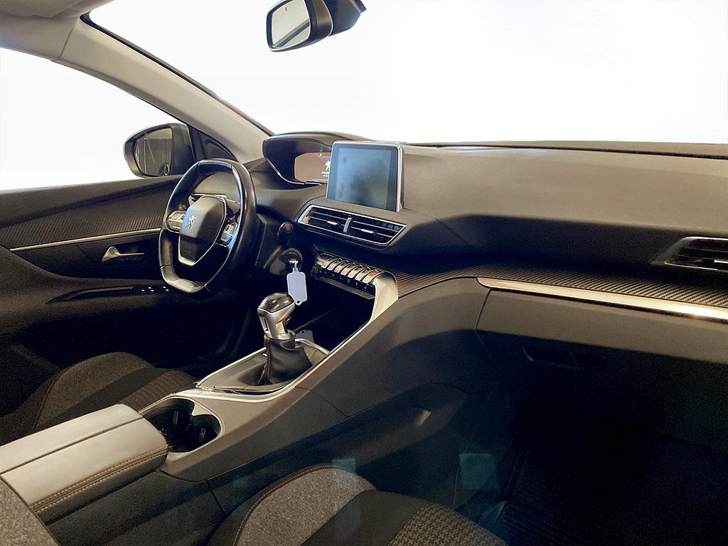 Bild på Peugeot 3008 Active 1.2 130hk - CARPLAY, P-SENSORER