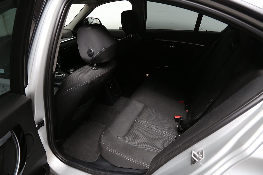 BMW 330e Sport line Sedan 252hk | Navi | Hi-Fi | P-Sen | BT | 2018