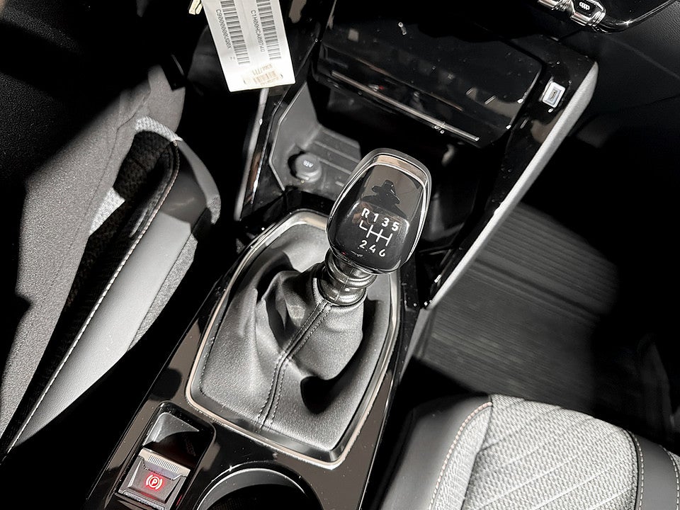 Bild på Peugeot 2008 Allure 1.2 PT 130hk Aut CARPLAY P-SENSORER