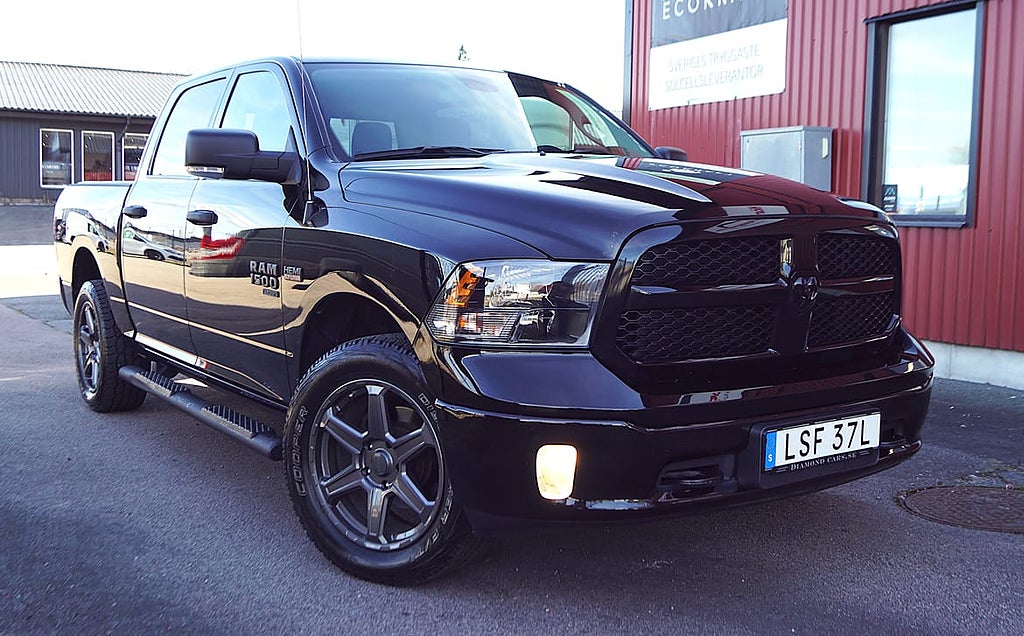 RAM 1500 Crew Cab Classic 5.7 V8 HEMI 4x4 TorqueFlite Navi B-kamera