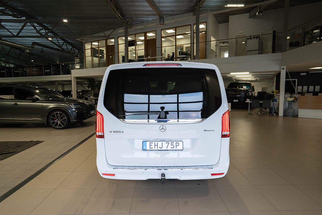 Mercedes-Benz V 300d 4M AMG 7-sits X-LÅNG EL-DÖRR BUR LÄDER D-VÄRM MOMS