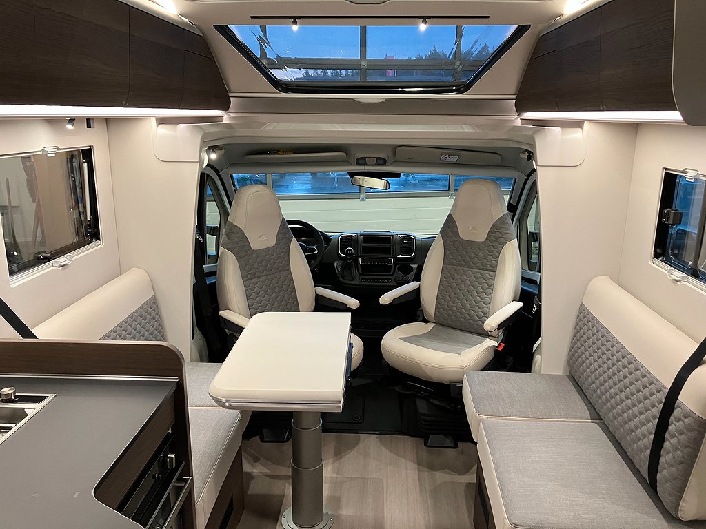 Adria Coral 670 DL Supreme / Långbäddar / Automat / 180hk / - Adria