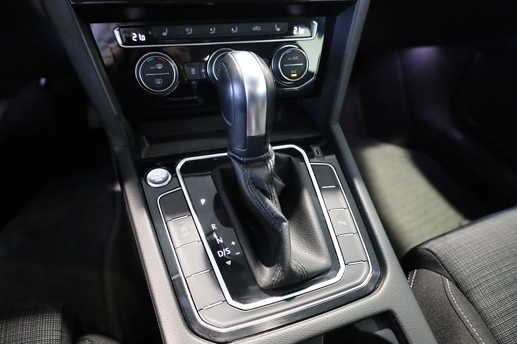 Volkswagen Passat 1,5 TSI R-Line Sportscombi Aut Drag Värmare Kamera