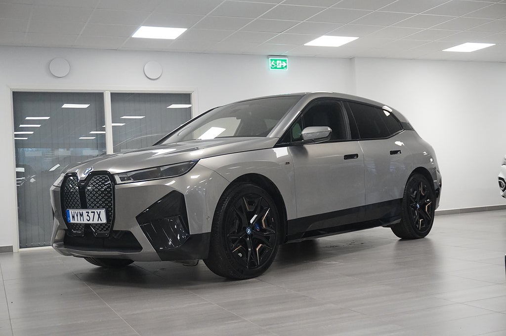 BMW iX M60 Pano B W DAP Massage Drag 22