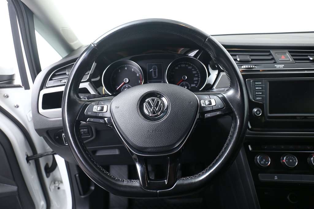 Volkswagen Touran 1,2 TSI 110hk 7-sits Kamera Drag 2016